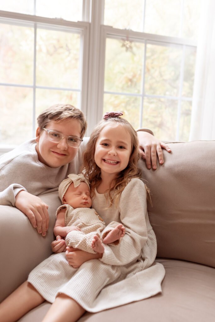 Family portrait with newborn baby and older sibling at home, shot by Tender Beginning